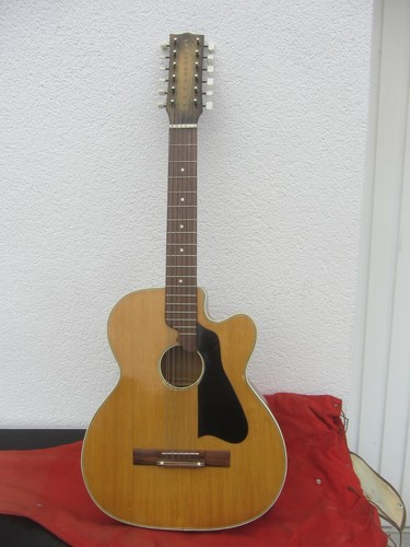 Vecchia chitarra 102 circa - 102,