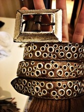 Bellissima cintura Orciani cuoio con occhielli metallo e fibbia argento anticato