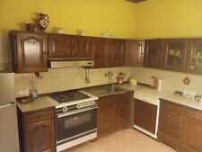 Cucina con tavolo, sedie, divano, credenza, mobile TV