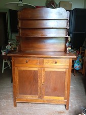 credenza con piattaia