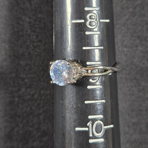 Anello solitario tondo