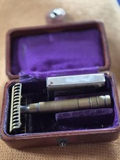 VINTAGE TRAVEL SAFETY RAZOR in