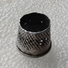 Antico vecchio ditale in