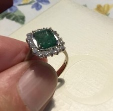 Anello in oro con grande smeraldo e brillanti.