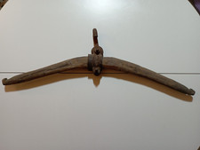 Antico giogo in legno