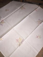 Tovaglia da te ,tessuto in piquet fiori in Punto nodo fatto di ricamo a mano