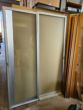 porte scorrevoli in vetro satinato e alluminio