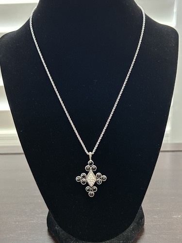 Collana con pendente croce - a,