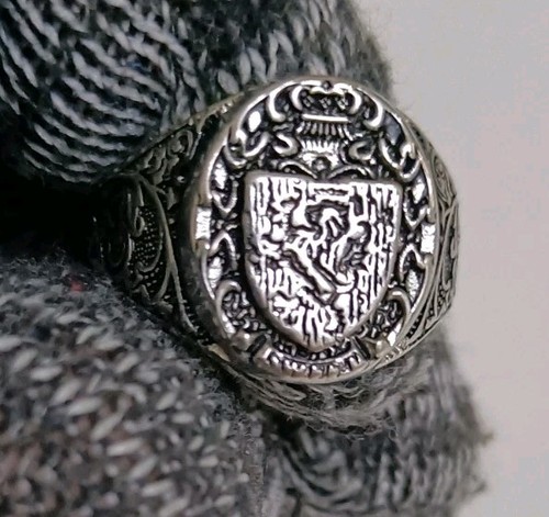 Anello con sigillo stile