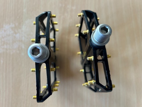 Pedali flat neri per mtb - pedali,
