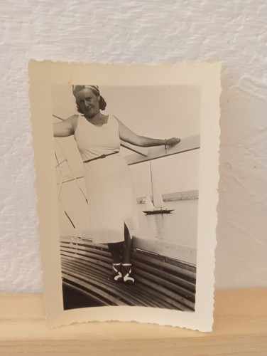Donna con abito alla moda - alla, anni