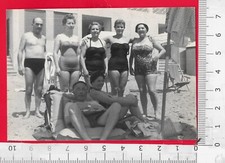RAGAZZA - DONNA IN COSTUME AL MARE E UOMINI  - FOTOGRAFIA