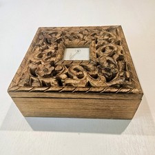 Scatola in legno intagliato