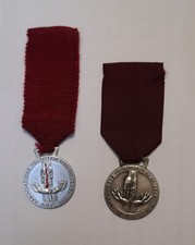 Coppia di vecchie medaglie in