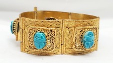 Bracciale vintage grande pannello revival egiziano tono oro scarabei turchesi intagliati