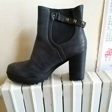 stivaletto grigio con fibietta borchiata