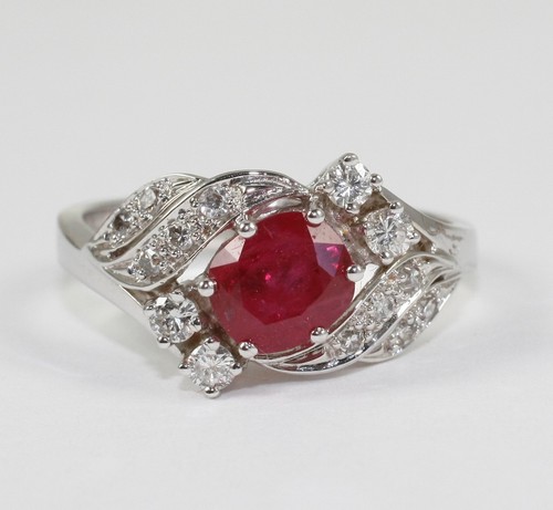 Anello con rubino luminoso - , e