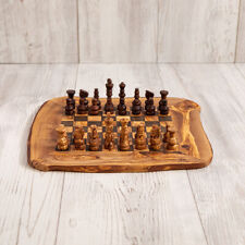 Scacchiera rustica e scacchi