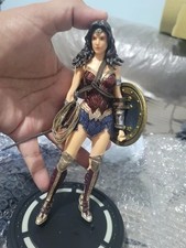 JUSTICE LEAGUE WONDER WOMAN ACTION FIGURE LED STATUA SUPEREROE DA COLLEZIONE 20CM