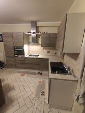 Cucina usata moderna, colore tortora, ad angolo 3,16m e 2.27m per 0.60m