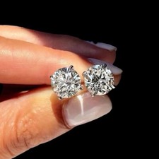 Orecchini a perno moissanite