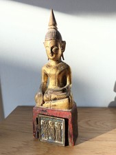 Antica statua di Buddha in