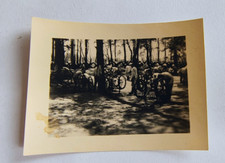 Ciclisti militari ? manutenzione biciclette nel bosco, foto d'epoca
