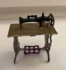 Antico tavolo da cucito in