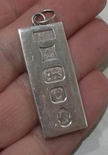 INGOTTO/CIONDOLO ARGENTO STERLING (.925), 31,9 GRAMMI. MARCHIO DISTINTIVO BIRMINGHAM 1977.