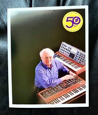 Foto Bob Moog con Minimoog e