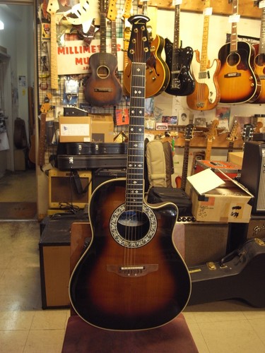 Chitarra elettrica acustica