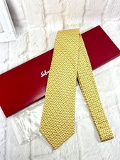 Cravatta collo Salvatore Ferragamo elefante giallo verde 100% seta nuova mai ...