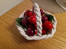 Centrotavola. Cestino Di Frutta in Ceramica di Bassano. Diametro Cm 12.