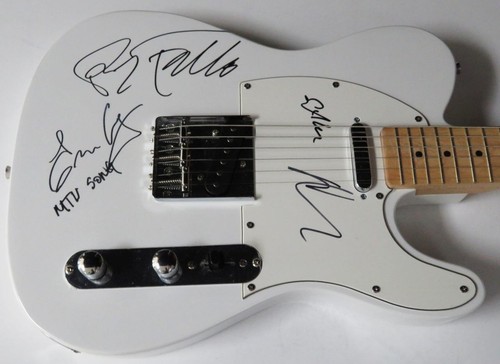 Chitarra autografa firmata