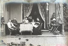 Un idillio di famiglia con un samovar.  Inizio XX secolo, foto antica.