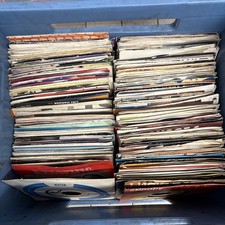 LOTTO 50 DISCHI VINILE 45 GIRI JUKE BOX CON COPERTINE FORATE ASSORTITI