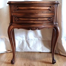 Comodino Luigi XV intagliato in noce con 2 cassetti