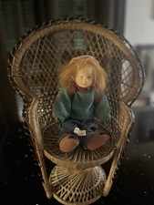 bambola in porcellana Con Sedia In Vimini Originali , Con Confezione