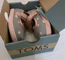 Nuove piccole scarpe da
