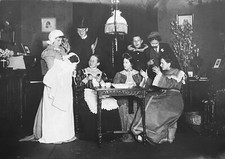 Un bassotto avvolto come un neonato.  Foto antica, fine art.