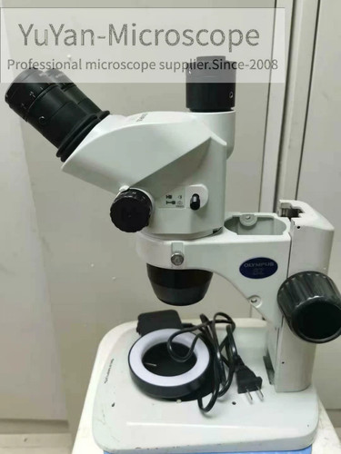 Microscopio trinoculare