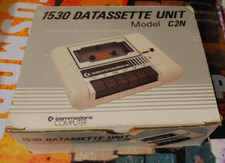 Commodore 1530 Datassette Unit C2N per 64 128 VIC 20 (con scatola) funziona 8 bit