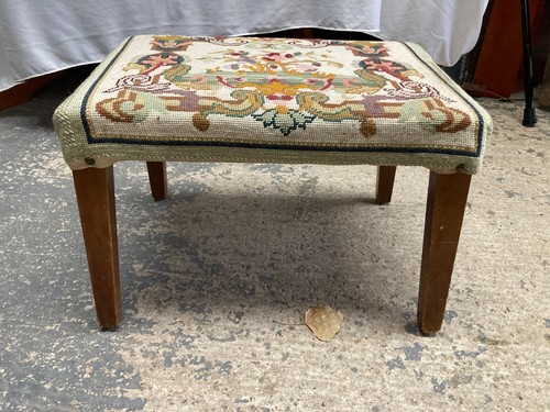 Poggiapiedi con piano arazzo