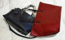 BORSA ROSSO SCURO DESIGUAL E IN OMAGGIO BORSA NERA