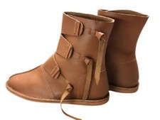 Scarpe vichinghe con stivali vichinghi medievali in pelle marrone mezza altez...
