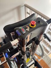 Montascale a cingoli per anziani e disabili