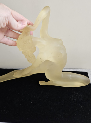 Statuina lucite lady - statuina,