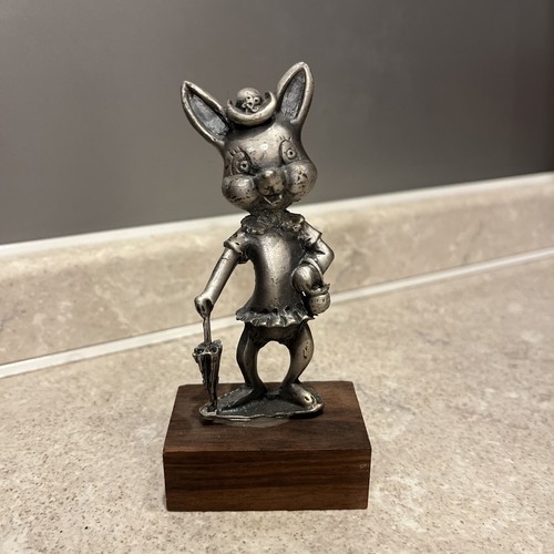 Statuetta peltro cesellato - -,