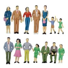 Personaggi in piedi seduti