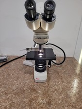 Microscopio binoculare LEICA